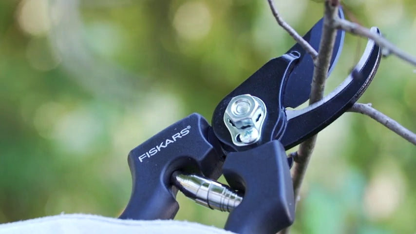 Fiskars Bypass Pruning Shears 5/8” Garden Clippers - Plant Cutting Scissors with Sharp Precision-Ground Steel Blade