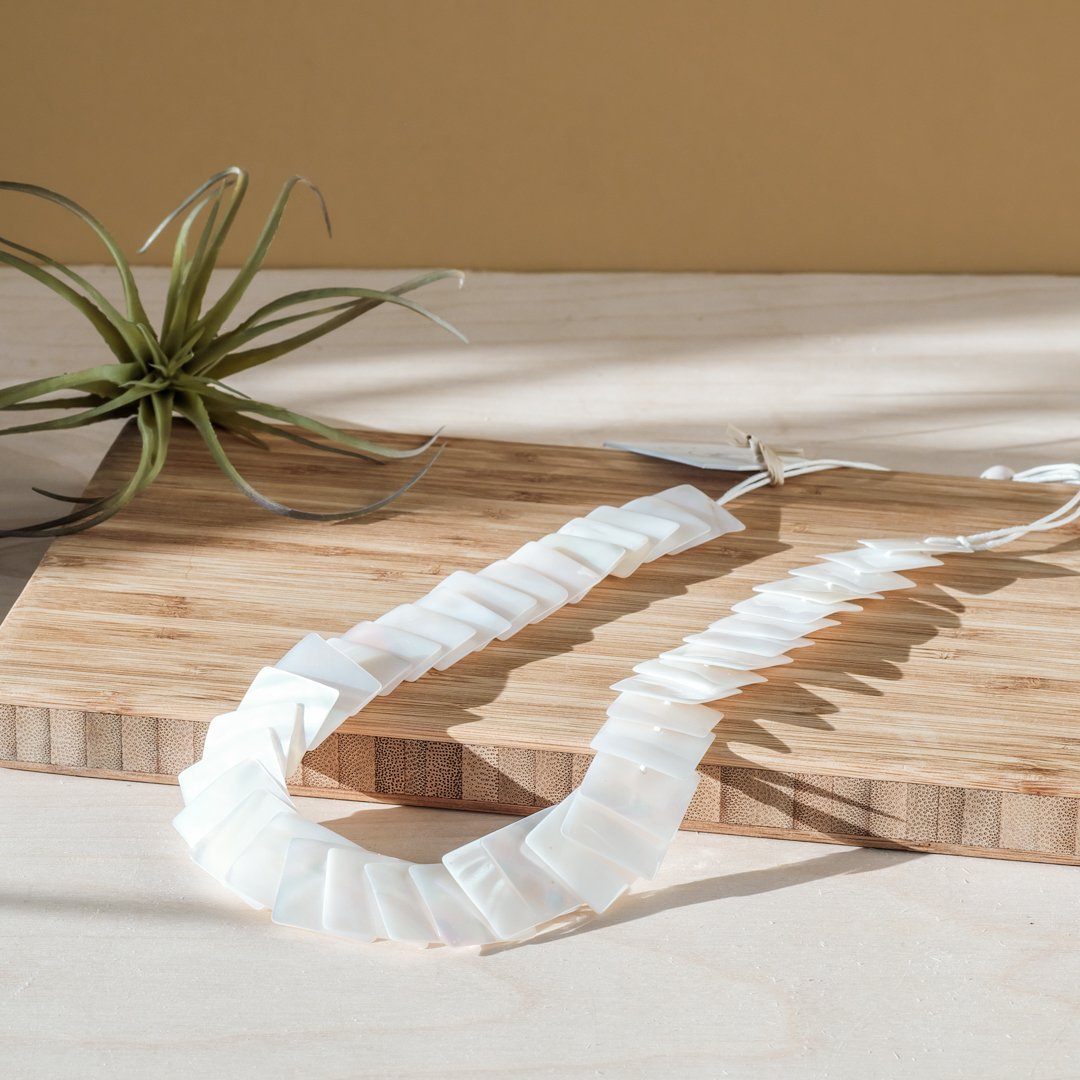 White Mother of Pearl Necklace Playa | LIKHÂ