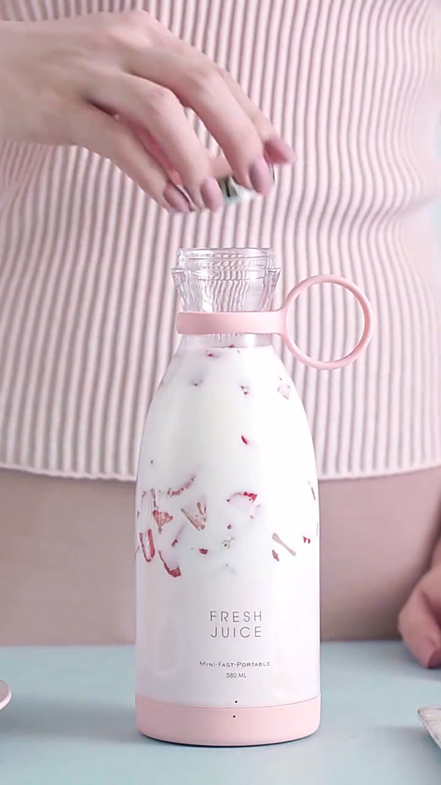 Portable Blender, MIAOKE Smoothie Blender, Personal Mini Juice Blender with Six Blades in 3D, USB Rchargeable Juicer Cup Home/Office/Outdoors (Black)