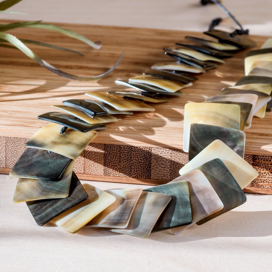 Mother of Pearl Shell Necklace - Playa Iridescent Grey | LIKHÂ