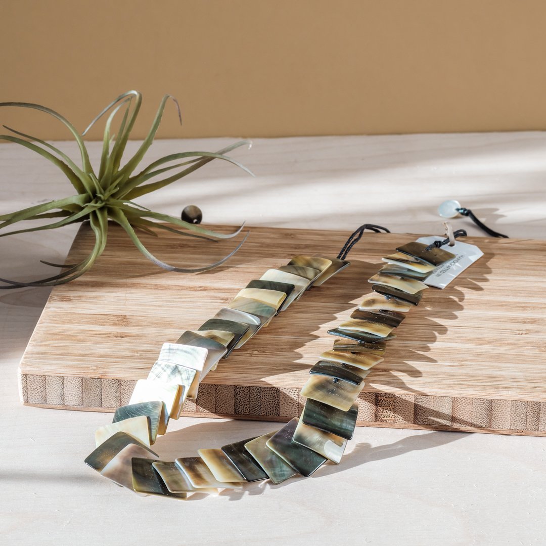 Mother of Pearl Shell Necklace - Playa Iridescent Grey | LIKHÂ