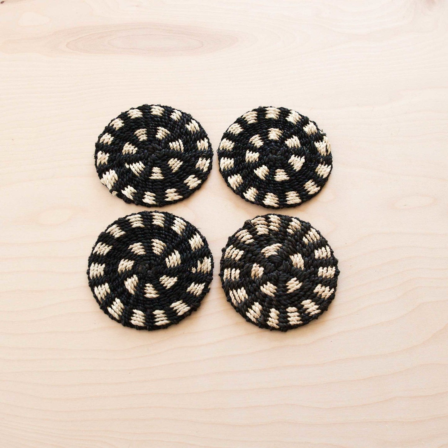 Two-tone Round Braided Coasters, black and white set of 4 - Natural Fiber | LIKHÂ