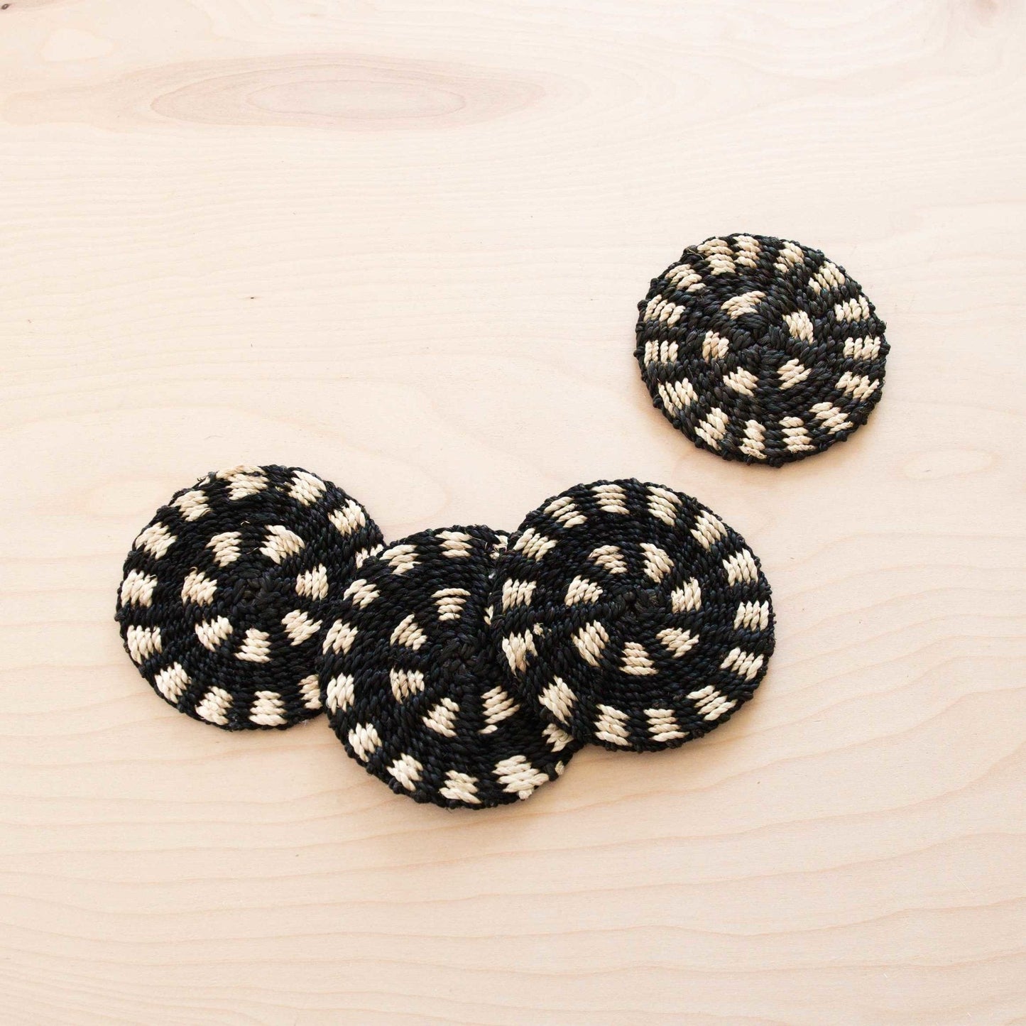 Two-tone Round Braided Coasters, black and white set of 4 - Natural Fiber | LIKHÂ