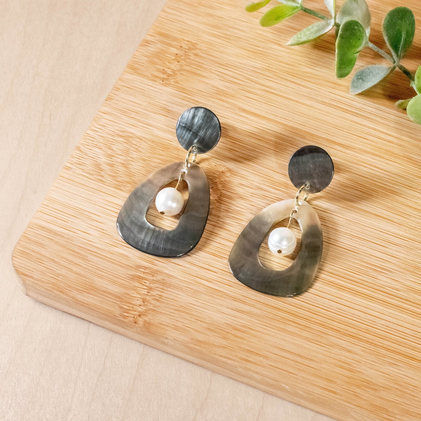 Hollow Mother of Pearl Earrings with Inner Pearl - Black | LIKHÂ