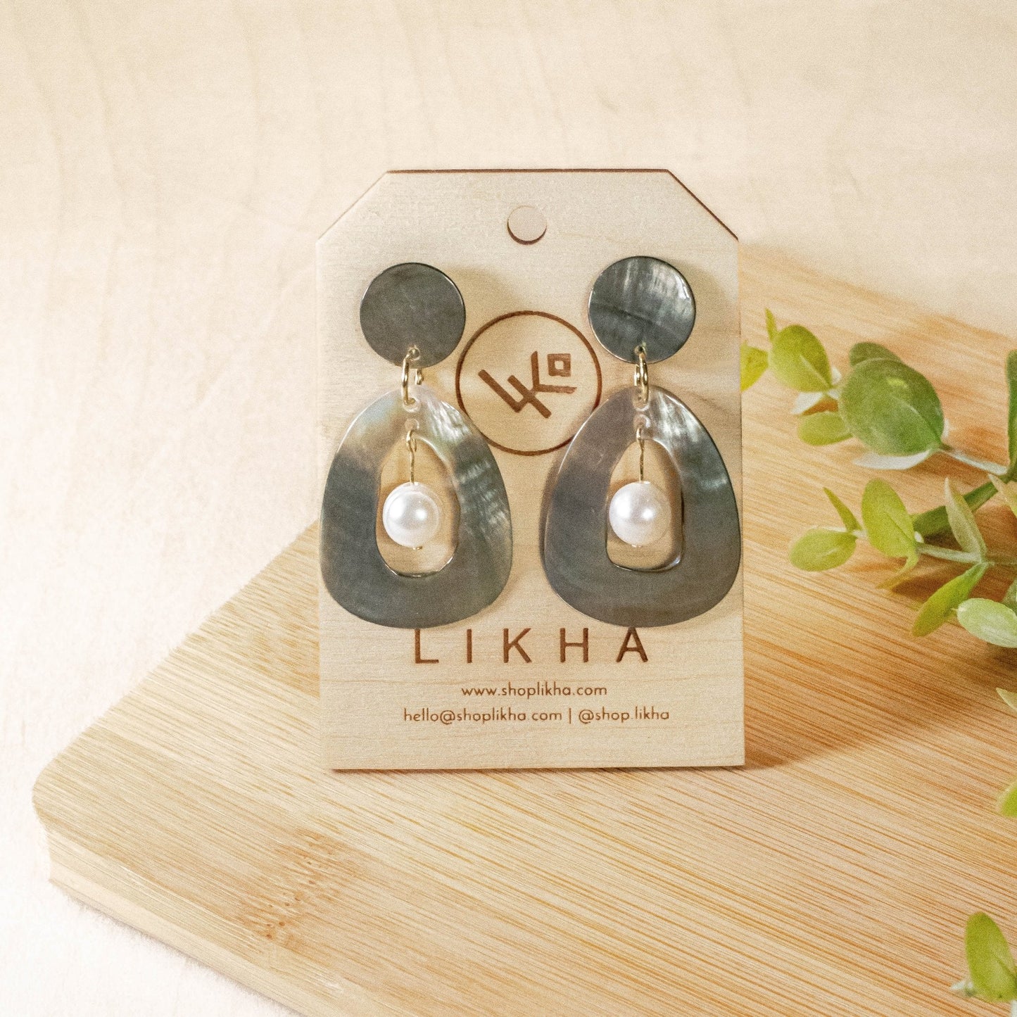 Hollow Mother of Pearl Earrings with Inner Pearl - Black | LIKHÂ