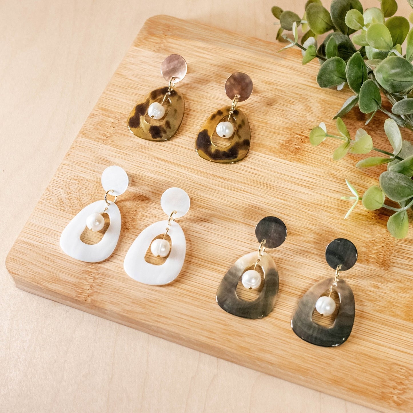 Hollow Mother of Pearl Earrings with Inner Pearl - Black | LIKHÂ